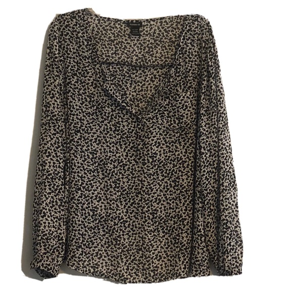 Torrid Kissing Hearts Chiffon Top - Picture 2 of 11